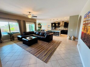 Living area - 4BR Single-Level Retreat FREE Heated Pool & Spa (Florence)