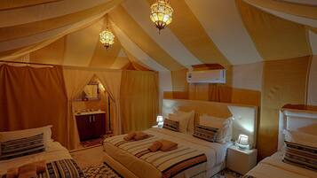 Neljän hengen deluxe-huone, näkymä aavikolle