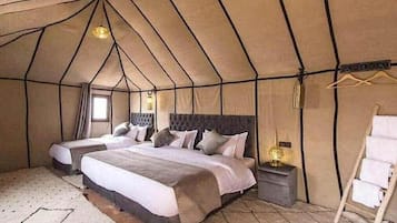 Chambre Deluxe avec lits jumeaux, vue sur le désert | Draps en coton égyptien, literie de qualité supérieure