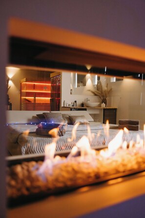 Premium bedding, blackout curtains, soundproofing, free cots/infant beds - Maas en Waal Wellness & Suites  (Dreumel)