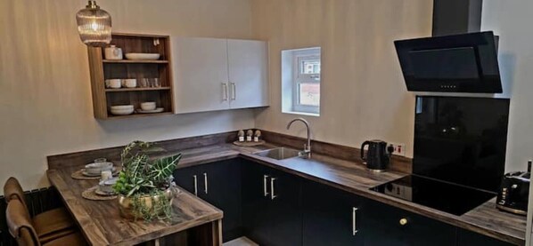 Refrigerador, microondas, horno y cafetera y tetera 