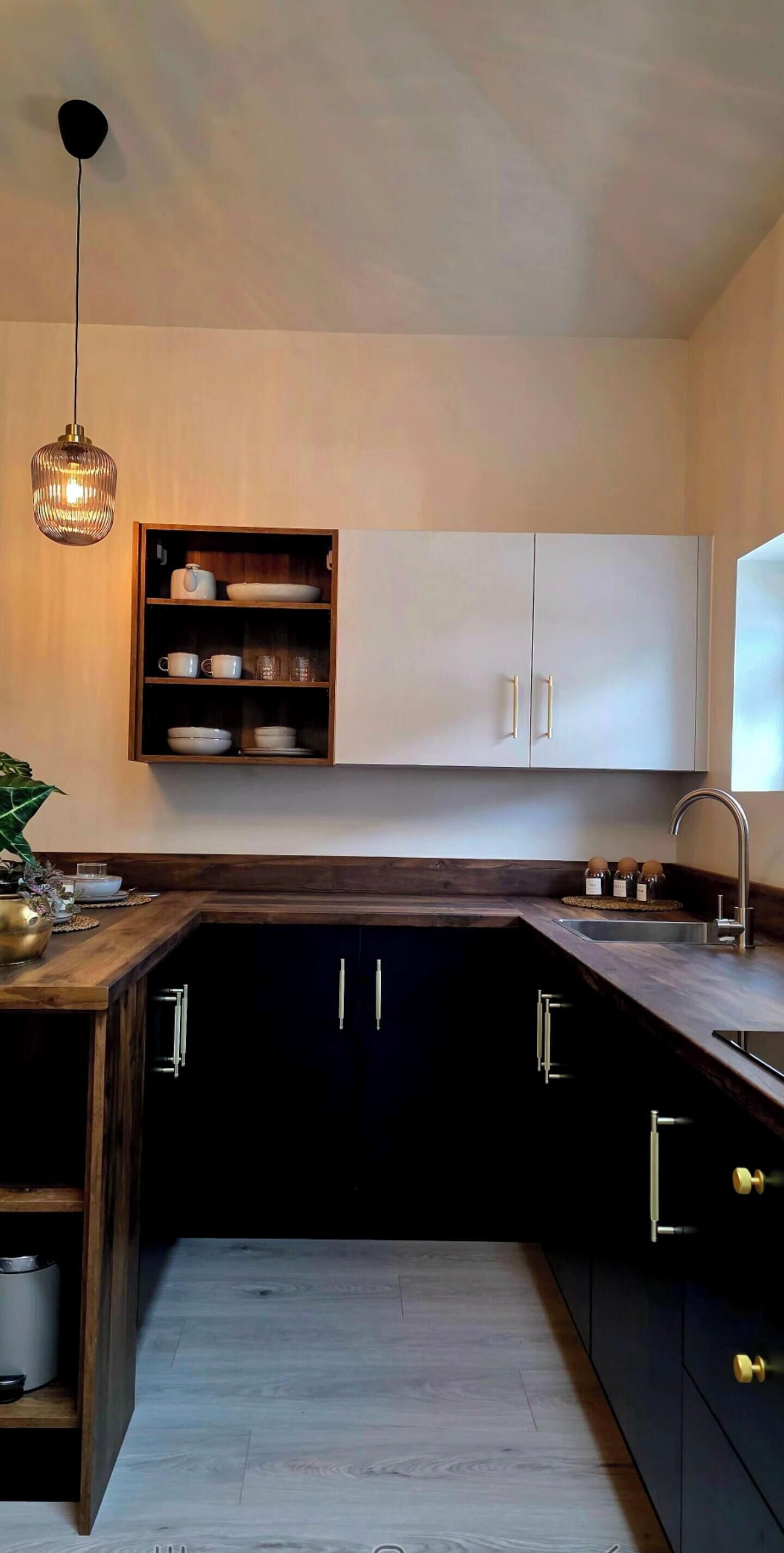 Kühlschrank, Mikrowelle, Ofen, Wasserkocher mit Kaffee-/Teezubehör