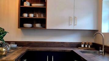 Kühlschrank, Mikrowelle, Ofen, Wasserkocher mit Kaffee-/Teezubehör