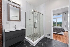 Shower, towels, soap, toilet paper - GREAT SPACE & location! 2-bedroom row-house with backyard in vibrant Pittsburgh! (Pittsburgh)