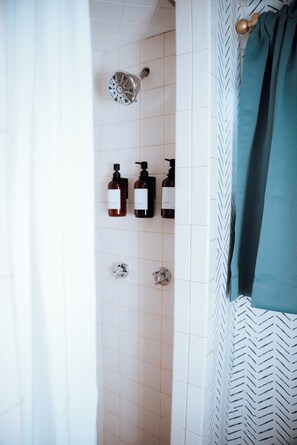 シャワー、タオル、石鹸、トイレットペーパー