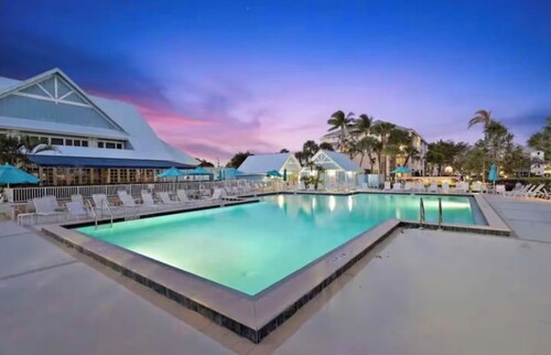 The Beach Haven - WALK TO BEACH AND HEATED POOLS!