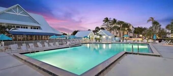 The Beach Haven - WALK TO BEACH AND HEATED POOLS!