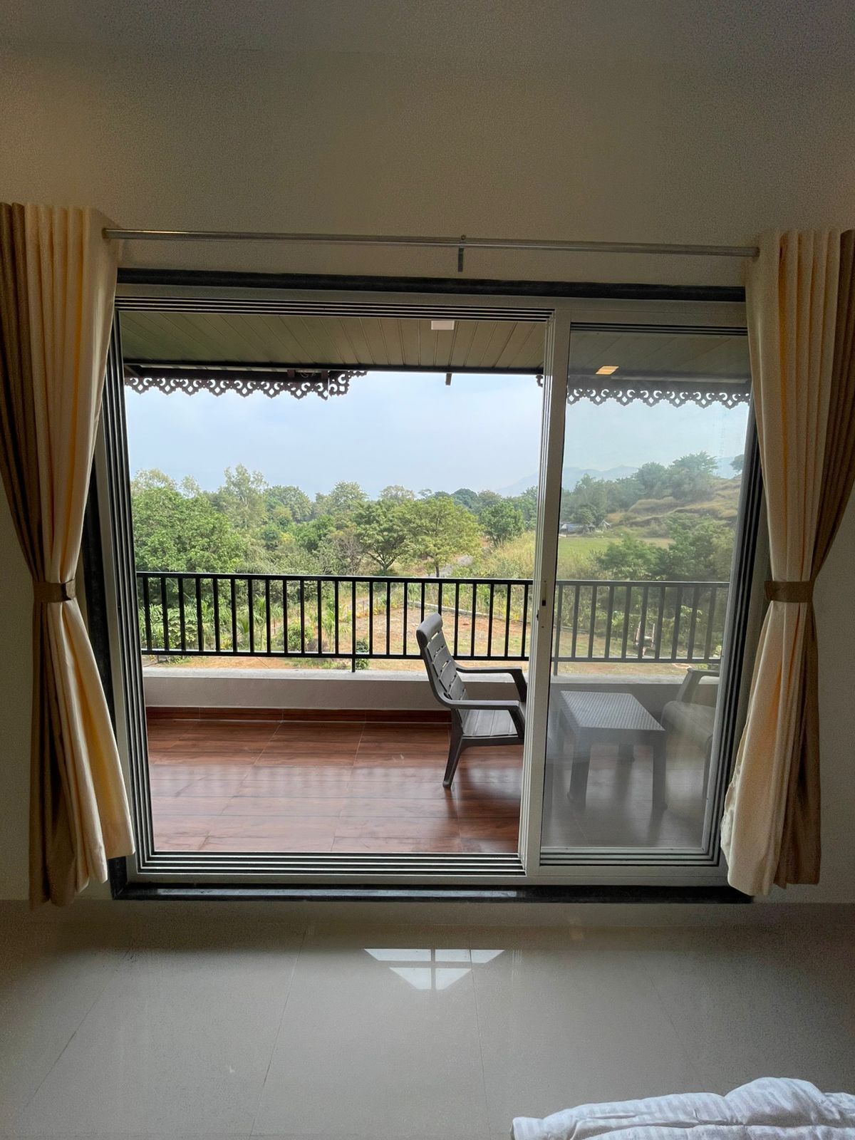 Basic Single Room, Balcony, Lake View | Interior