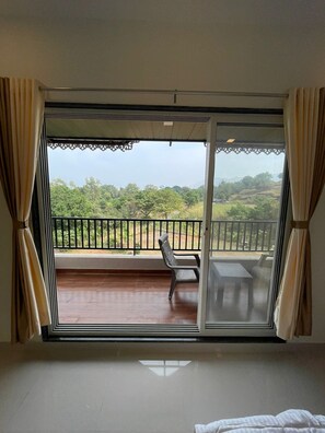 Yhden hengen perushuone, parveke, järvinäköala | Sisätilat