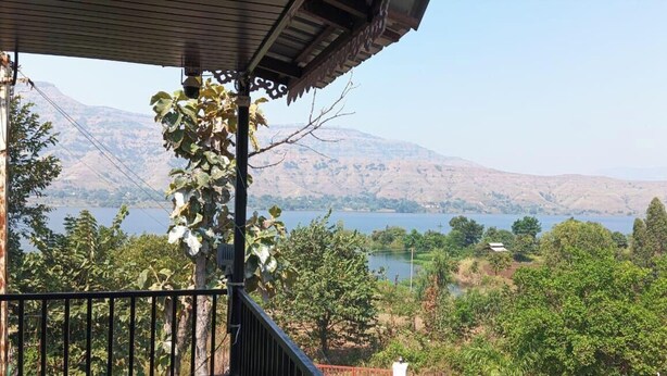 Un balcone con vista su un lago e montagne.