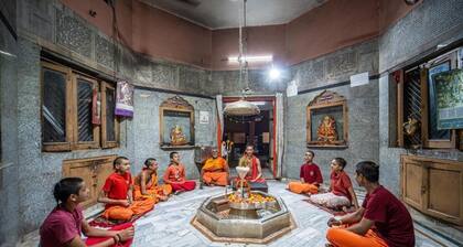 Omji Kailash Math - 15min to Kashi Vishwanath Temple