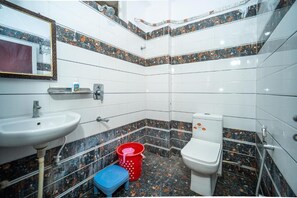 Deluxe Double Room | Bathroom - Omji Ashram - Kailash Math (Varanasi)
