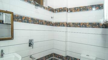 Deluxe Triple Room | Bathroom