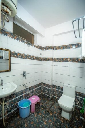 Deluxe Triple Room | Bathroom
