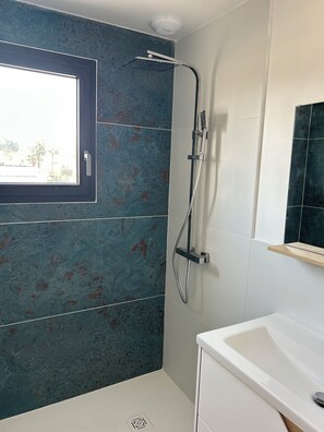 Bathroom - New 4 bedroom villa with pool on the seafront (Agde)