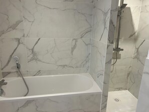 Bathroom - New 4 bedroom villa with pool on the seafront (Agde)