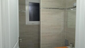 Eenvoudig appartement, niet-roken, magnetron | Badkamer