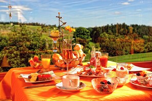 Free daily buffet breakfast - Landhotel Talblick  (Neuweiler)