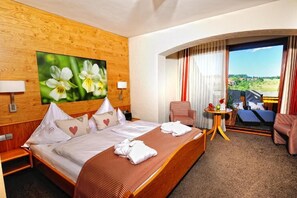 Chambre Confort double, balcon, vue sur la vallée | Coffre-fort, bureau, espace de travail pour ordinateurs portables