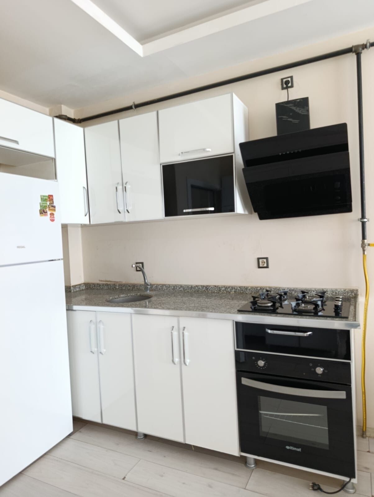 Full-sized fridge, microwave, stovetop
