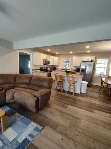 3 bedroom house with private backyard, in close proximity to Charlotte