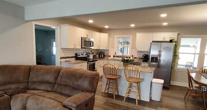 3 bedroom house with private backyard, in close proximity to Charlotte