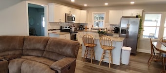 3 bedroom house with private backyard, in close proximity to Charlotte