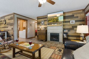 Living area - Cabin with Hot Tub, 2 Fireplaces, 1 Bedroom (Mineral Bluff)