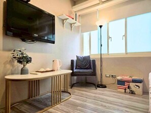 TV - [2026/4 NEW RENOVATION] Bright Large Window Ensuite Quiet Cozy Room-1 Min to MRT (Taipei City)
