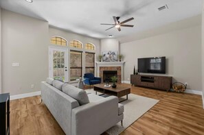 Living area - Lovely Two Bedroom house in Conroe with Office & Large Yard (Conroe)