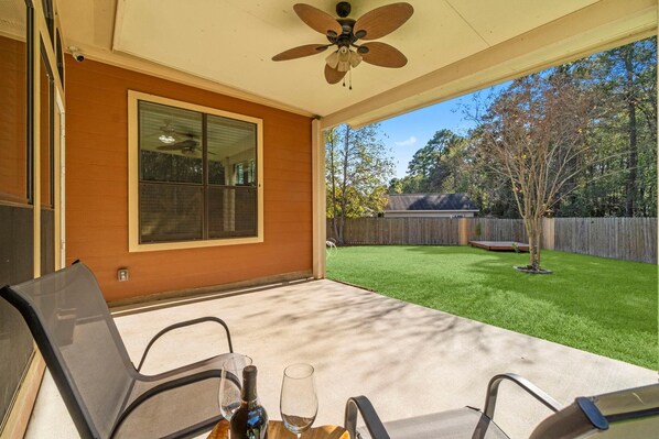 Terrace/patio - Lovely Two Bedroom house in Conroe with Office & Large Yard (Conroe)