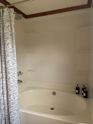 Secadora de cabello, toallas, jabón, papel de baño 
