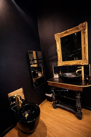 Boblebadekar, hårtørrer, bidet, håndklæder