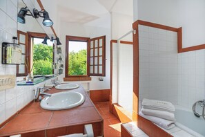 Hair dryer, towels - La Casa di Bianca - Five Bedroom Villa, Sleeps 9 (Giove)