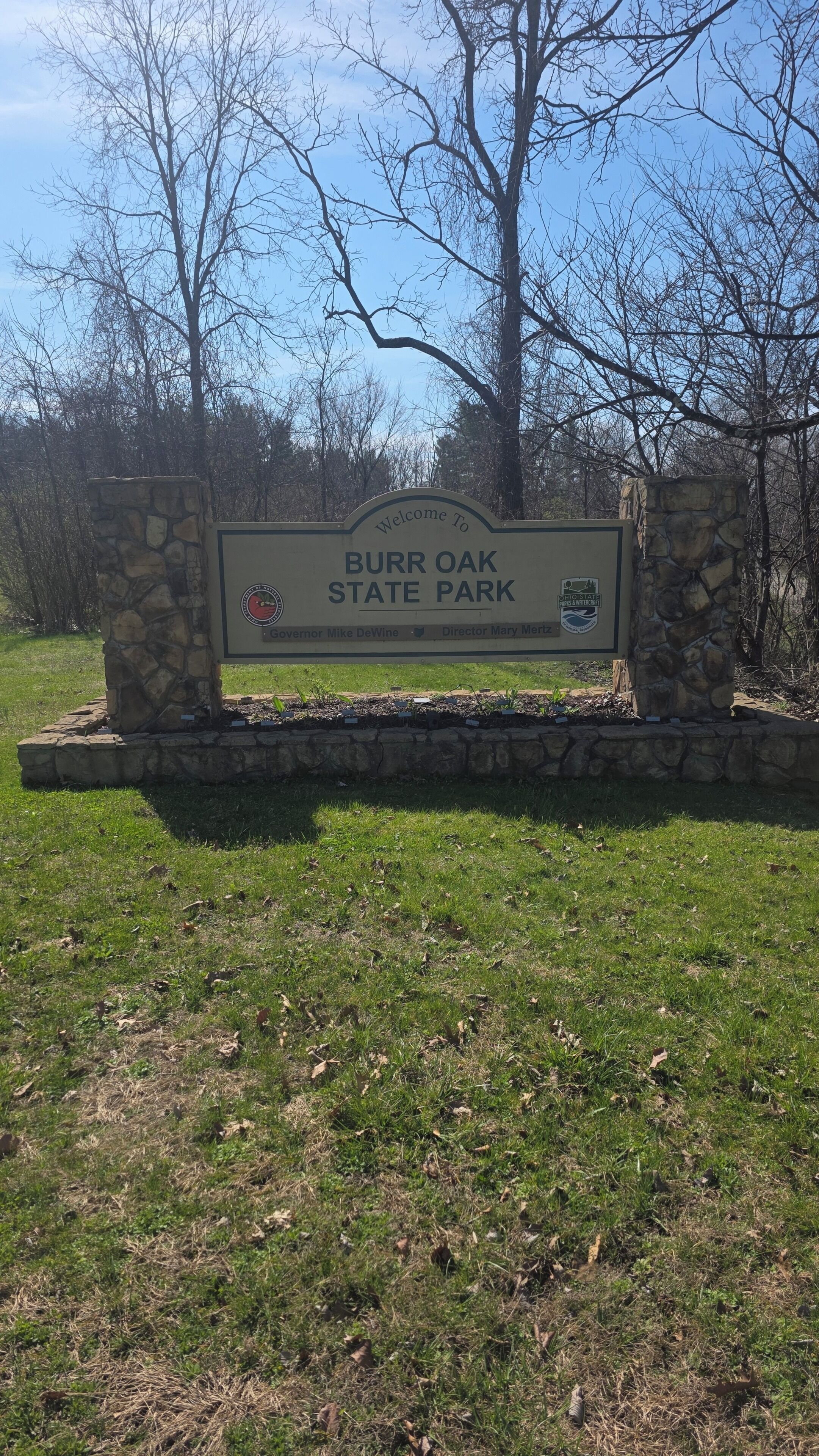Un letrero de piedra con la inscripción 'Burr Oak State Park'.