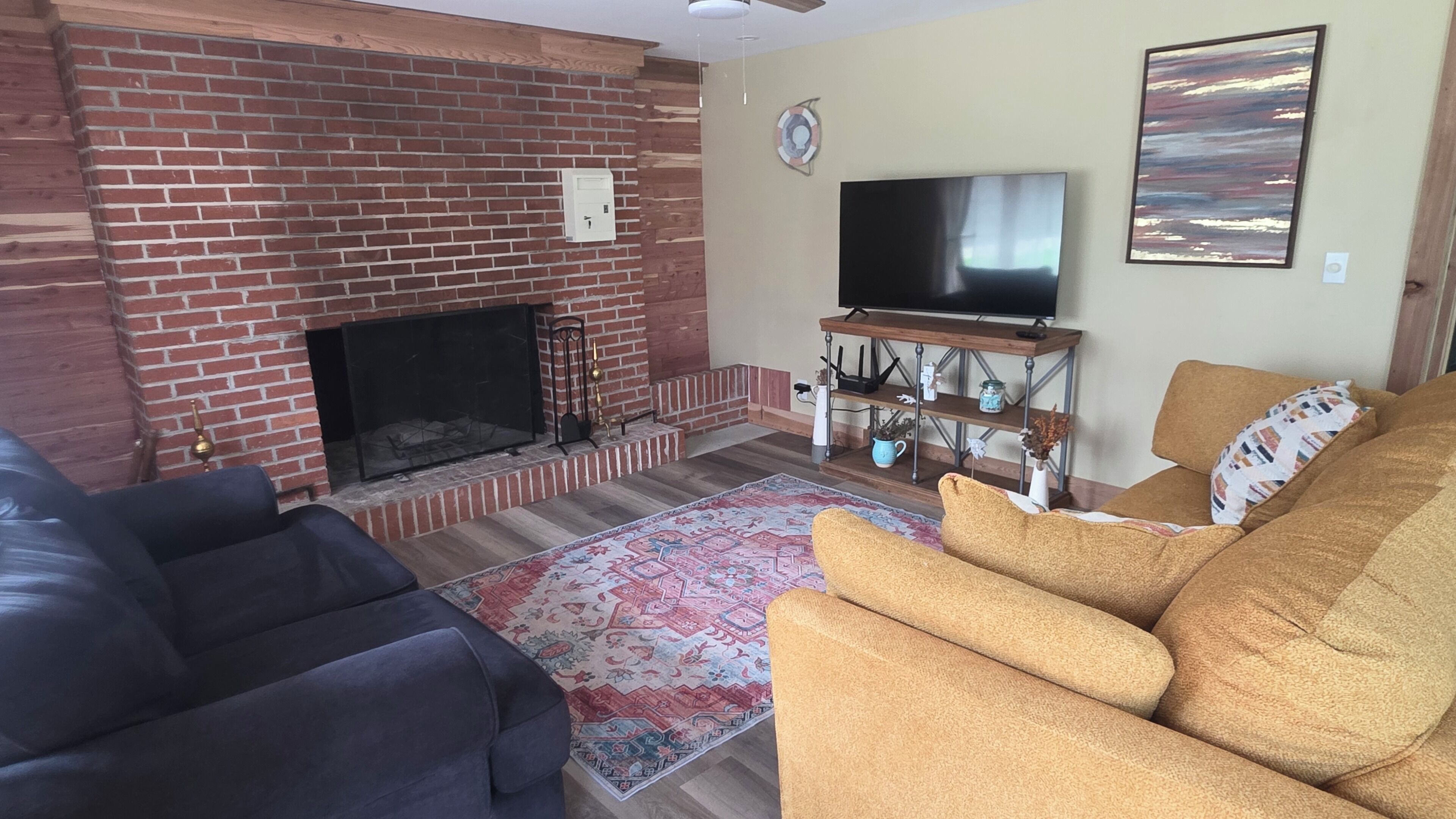 Smart TV, fireplace