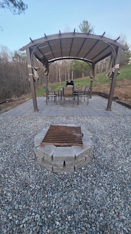 Outdoor dining. Cozy 2-bedroom cabin in burroak state park with AC and hot tub,