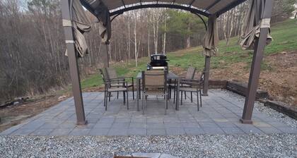 Cozy 2-bedroom cabin in burroak state park with AC and hot tub,