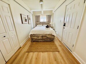 2 bedrooms, iron/ironing board, free WiFi, bed sheets - Newly Renovated& Spacious 2BR, Walkable, near CTA, Steps to DePaul Univ (Chicago)