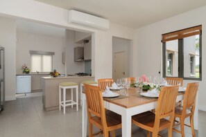 Dining - Bright 4-Bedroom Villa / Plunge Pool & Golf View (Bel Ombre)