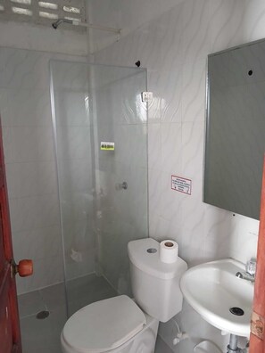 Triple Room | Bathroom - AMAREA HOTEL BOUTIQUE (Santiago de Tolú)