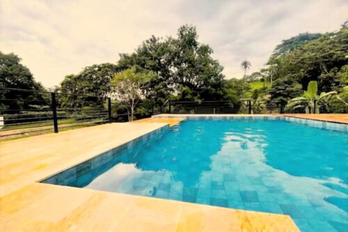 Family cabin: netting, fire pit and BBQ. With access to the swimming pool, tennis courts and the lake.