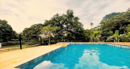 Family cabin: netting, fire pit and BBQ. With access to the swimming pool, tennis courts and the lake.