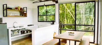Family cabin in La Mesa: BBQ, mesh and fishing. With access to swimming pool and jacuzzi.