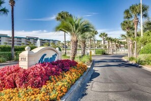 Property grounds - Renovated Spacious Condo! Two Resort Pools! (Miramar Beach)