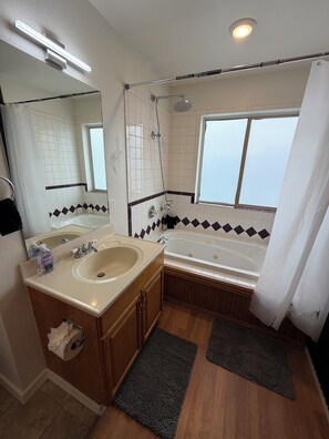 Hair dryer, towels, soap, toilet paper - Sunset Mountain Top Sleeps 10 (Camp Verde)