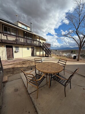 Outdoor dining - Sunset Mountain Top Sleeps 10 (Camp Verde)