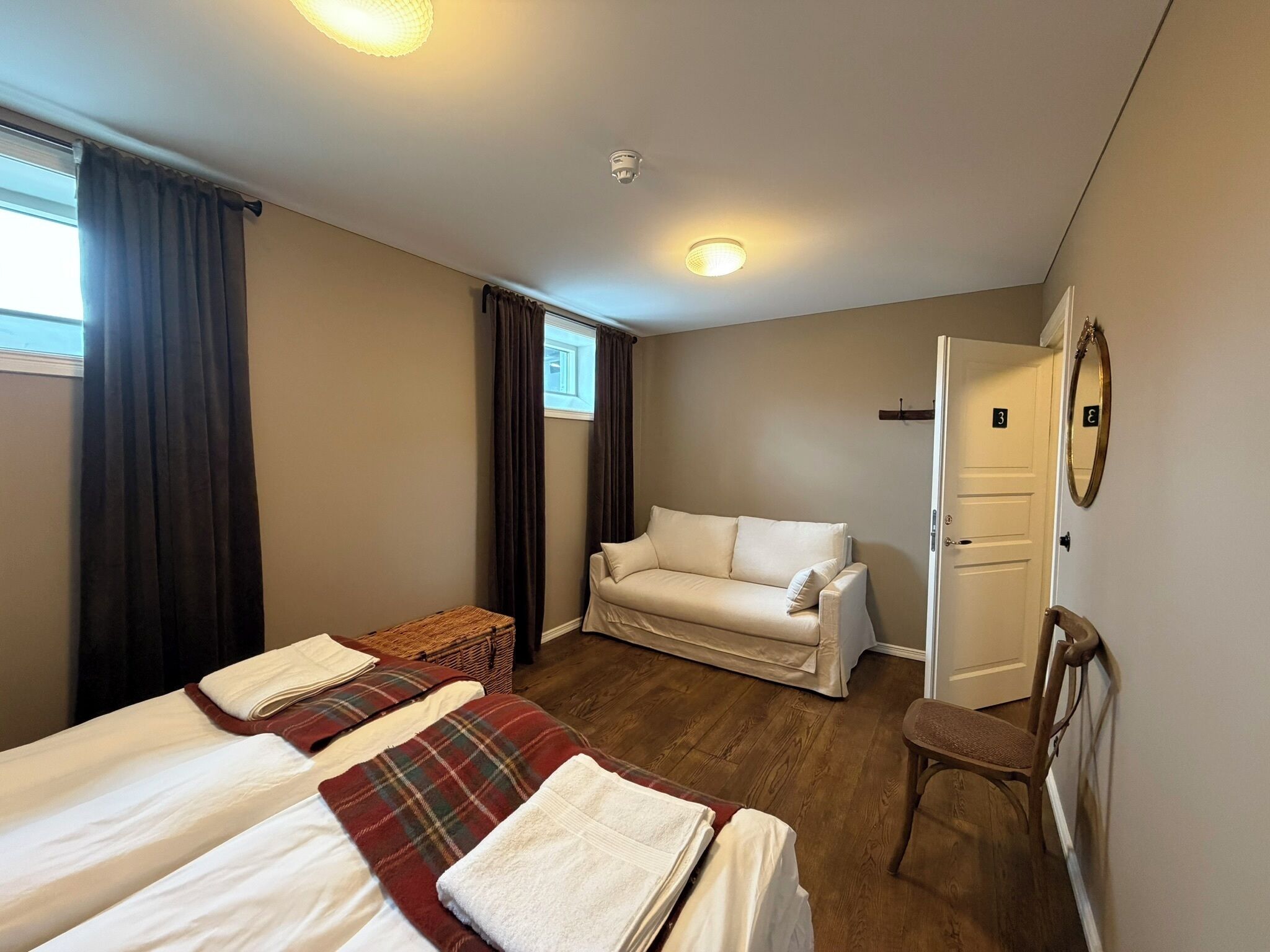 12 habitaciones, tabla de planchar con plancha, wifi y ropa de cama 