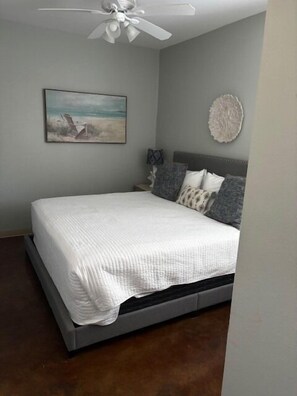 Room - Relaxing, Pet Friendly Townhome Only One Block to The Beach W/ Heated Pool (Corpus Christi)