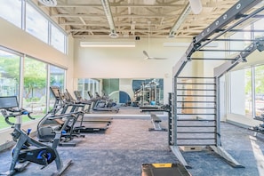 A gym with treadmills, stationary bikes, and weightlifting equipment. - Sleek Stay 4mins to State Farm Stadium (Glendale)